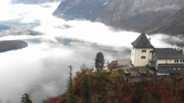 İHA hava görüntüsü - Avusturya Hallstatt üzerinde uçuyor