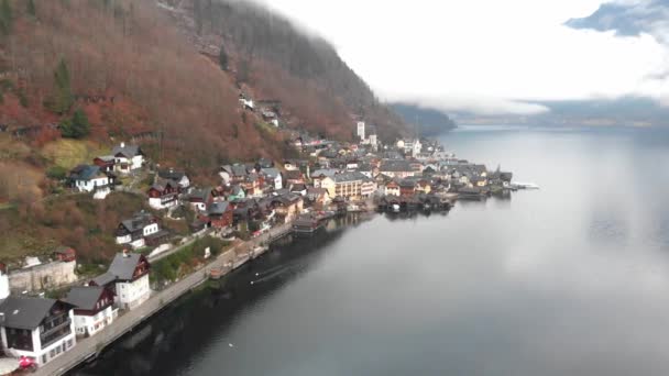 드론 항공 사진 - 오스트리아할 스타트 상공을 비행하는 모습 — 비디오