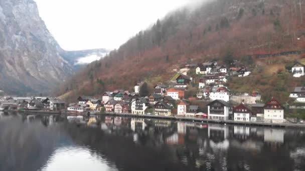 Uitzicht op de Drone-lucht - vliegen over Hallstatt, Oostenrijk — Stockvideo