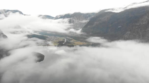 Повітряний вид з дронами пролітає над Галстатом (Австрія). — стокове відео