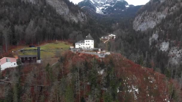 Vista aérea de aviones no tripulados - sobrevolando Hallstatt, Austria — Vídeos de Stock