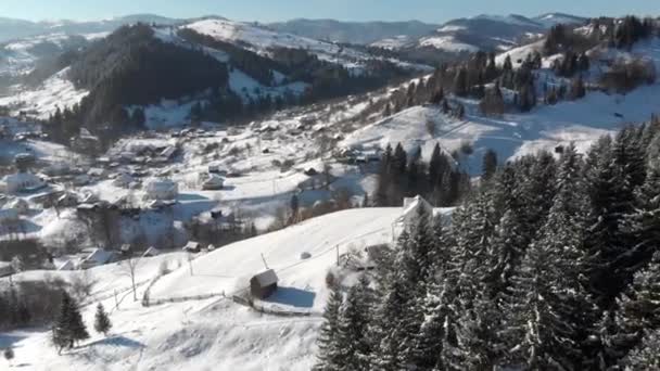 Odhalení antény obydlené lokality v horách v zimě. — Stock video