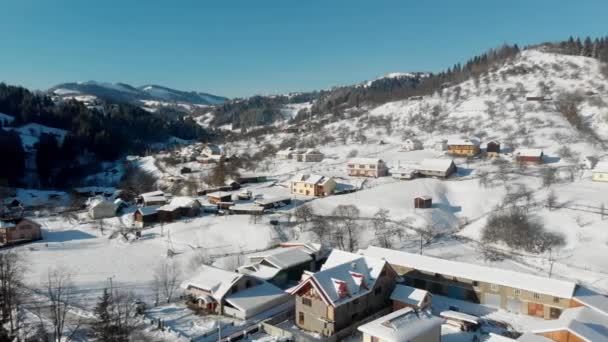 Avslöja antenn av bebodda plats i bergen på vintern. — Stockvideo