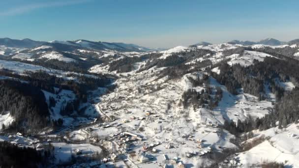 Rivelazione aerea della località abitata in montagna in inverno. — Video Stock