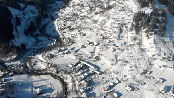 Odkrywanie anteny zamieszkałej miejscowości w górach w zimie. — Wideo stockowe