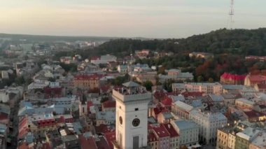 Ukrayna 'daki Eski Şehir Lviv' in çatıları ve sokakları. Eski şehrin merkezi..