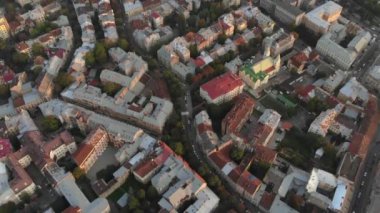 Ukrayna 'daki Eski Şehir Lviv' in çatıları ve sokakları. Eski şehrin merkezi..