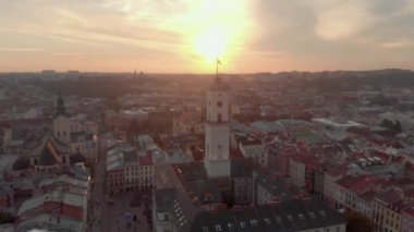 Ukrayna 'daki Eski Şehir Lviv' in çatıları ve sokakları. Eski şehrin merkezi..