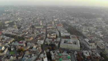 Ukrayna 'daki Eski Şehir Lviv' in çatıları ve sokakları. Eski şehrin merkezi..