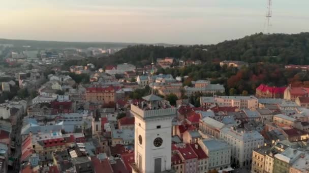 Luchtfoto daken en straten Old City Lviv, Oekraïne. Centraal deel van de oude stad. — Stockvideo