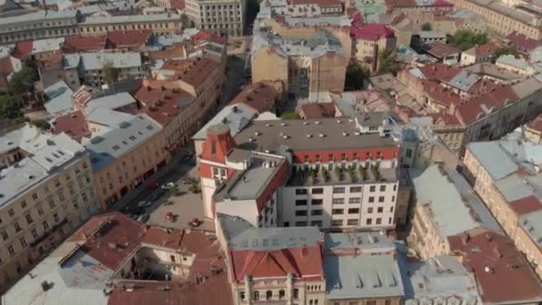 Flygande tak och gator Old City Lviv, Ukraina. Centrala delen av gamla stan. — Stockvideo