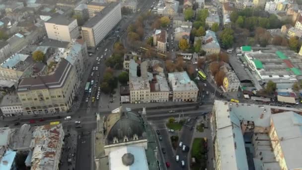 Luchtfoto daken en straten Old City Lviv, Oekraïne. Centraal deel van de oude stad. — Stockvideo