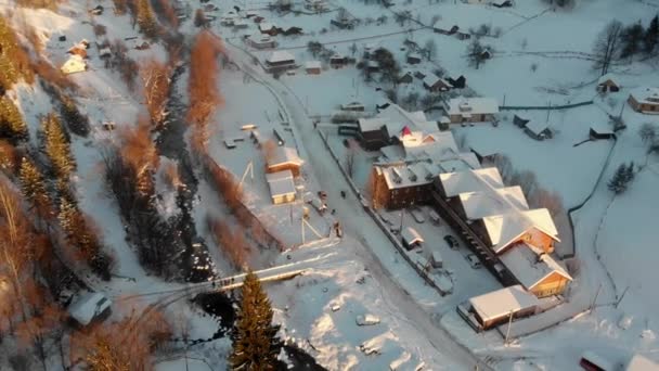 Invierno aéreo naturaleza paisaje nórdico nevado bosque de montaña al atardecer — Vídeos de Stock