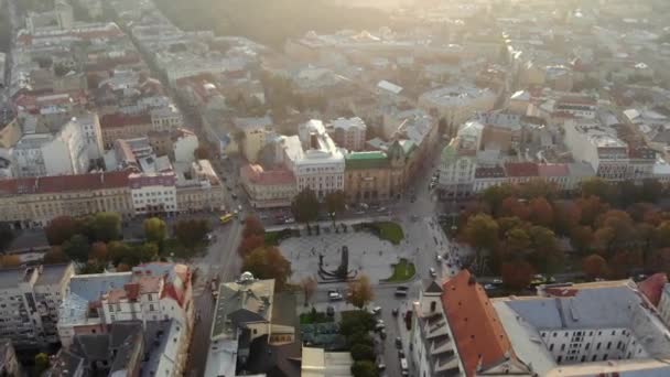 Légtetők és utcák Old City Lviv, Ukrajna. Az óváros központi része. — Stock videók