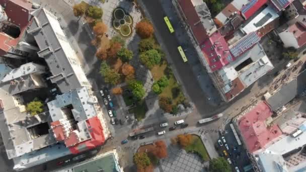 Luchtfoto daken en straten Old City Lviv, Oekraïne. Centraal deel van de oude stad. — Stockvideo