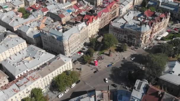 Légtetők és utcák Old City Lviv, Ukrajna. Az óváros központi része. — Stock videók