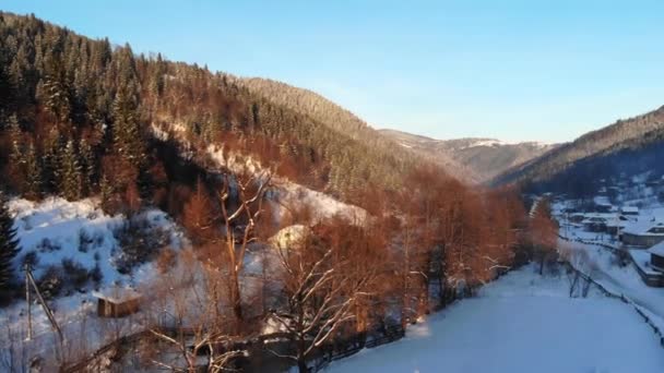 Inverno aéreo natureza paisagem nórdica floresta de montanha nevada no pôr do sol — Vídeo de Stock