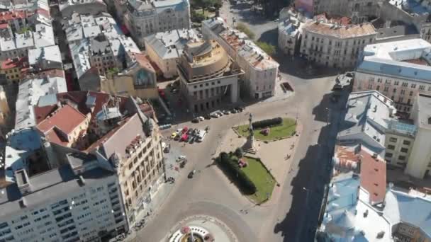 Luchtfoto daken en straten Old City Lviv, Oekraïne. Centraal deel van de oude stad. — Stockvideo
