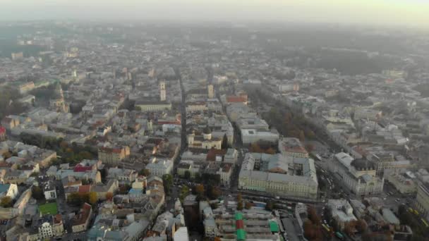 Luchtfoto daken en straten Old City Lviv, Oekraïne. Centraal deel van de oude stad. — Stockvideo