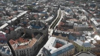 Ukrayna 'daki Eski Şehir Lviv' in çatıları ve sokakları. Eski şehrin merkezi..