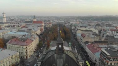 Ukrayna 'daki Eski Şehir Lviv' in çatıları ve sokakları. Eski şehrin merkezi..