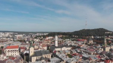 Ukrayna 'daki Eski Şehir Lviv' in çatıları ve sokakları. Eski şehrin merkezi..