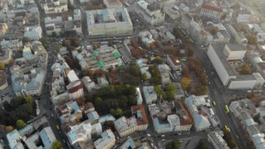 Ukrayna 'daki Eski Şehir Lviv' in çatıları ve sokakları. Eski şehrin merkezi..