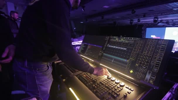 Mesa de mezcla de audio en un concierto. Hombre trabajando en el mezclador de canales de audio digital profesional en el estudio. macho dj manos jugando set en noche club partido cámara lenta — Vídeos de Stock