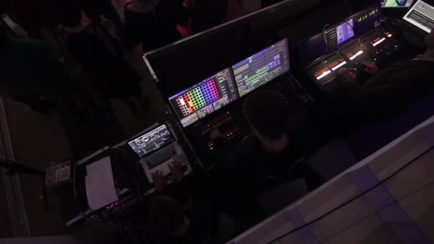 Audio mix desk at a concert. Man working on professional digital audio channel mixer in studio. Male Dj hands playing set in night club party slow motion — Stock Video