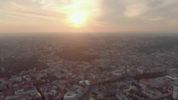 Toits et rues aériens Vieille ville Lviv, Ukraine. Partie centrale de la vieille ville . — Video