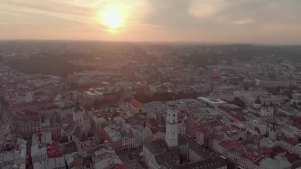 Techos aéreos y calles Ciudad Vieja Lviv, Ucrania. Parte central de la ciudad vieja . — Vídeo de stock