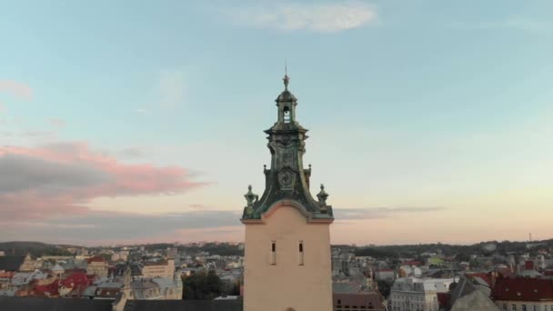 Flygande tak och gator Old City Lviv, Ukraina. Centrala delen av gamla stan. — Stockvideo