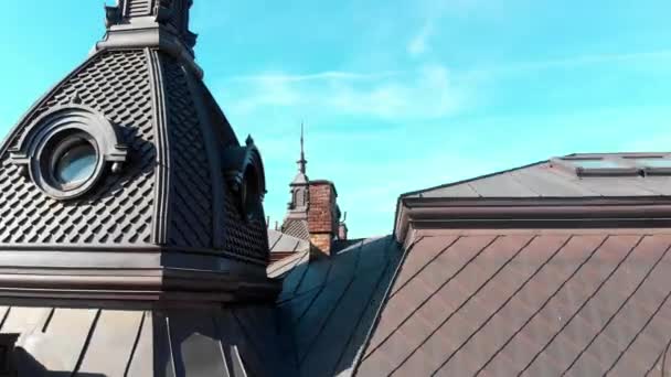 Luchtfoto daken en straten Old City Lviv, Oekraïne. Centraal deel van de oude stad. — Stockvideo