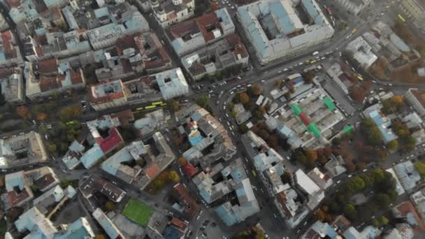 Luchtfoto daken en straten Old City Lviv, Oekraïne. Centraal deel van de oude stad. — Stockvideo