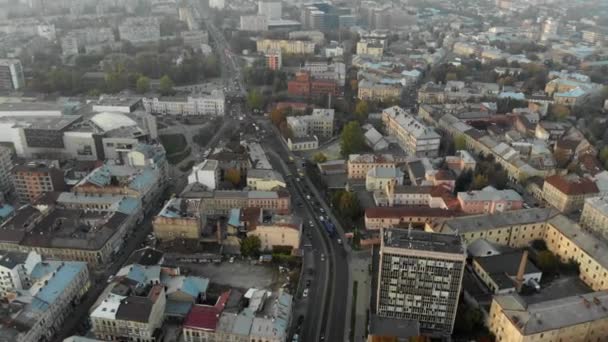 Telhados aéreos e ruas Cidade Velha Lviv, Ucrânia. Parte central da cidade velha . — Vídeo de Stock