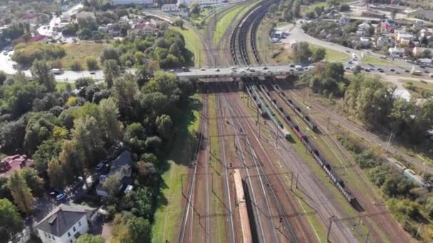 Luftaufnahme direkt über dem Eisenbahnknotenpunkt, die Personenzüge auf den Gleisen nebeneinander zeigt, von oben nach unten Ansicht Drohne, die sich langsam bewegt, zeigt waagerecht übereinander liegende Bahngleise 4k Qualität — Stockvideo