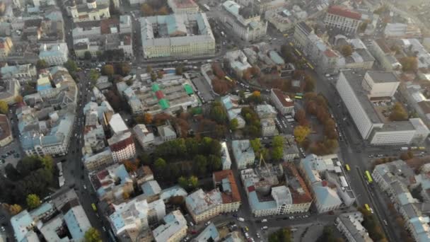 Luchtfoto daken en straten Old City Lviv, Oekraïne. Centraal deel van de oude stad. — Stockvideo