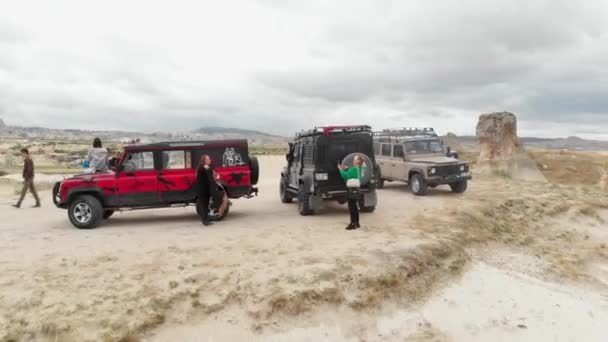 Джипи, що подорожують у пустелі — стокове відео
