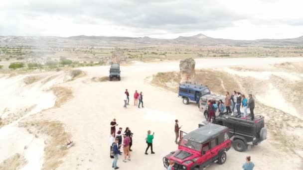 Джипы, путешествующие по пустыне — стоковое видео