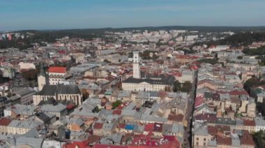 Ukrayna 'daki Eski Şehir Lviv' in çatıları ve sokakları. Eski şehrin merkezi..