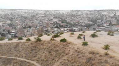 Kapadokya 'da dolaşan yalnız bir kadın..