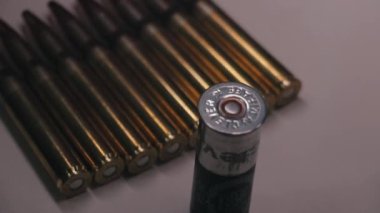 Askeri depo tüfekleri, silah avcıları.