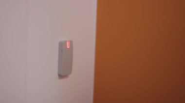 Yakın plan - adam kartı kontrol noktasına koydu ve binada bir kapı açtı.