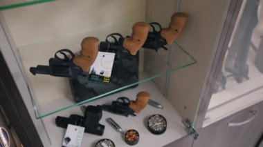 Askeri depo tüfekleri, silah avcıları.