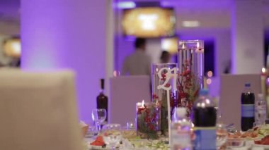 Lezzetli kırmızı şaraplarla dolu büfe masası..