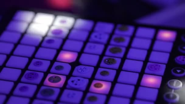 Консоль управления звуком DJ для микширования танцевальной музыки и ноутбука в диско-клубе. — стоковое видео