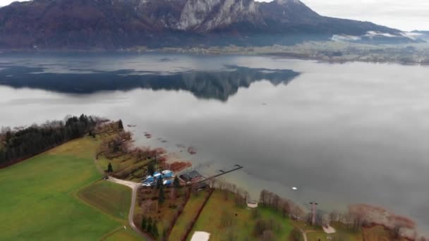 Avusturya köyünün manzarası ve kolay kar pelerinli dağlar. 4K video. — Stok video