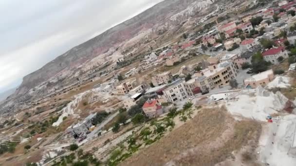 Drone au-dessus des collines volcaniques de Cappadoce — Video