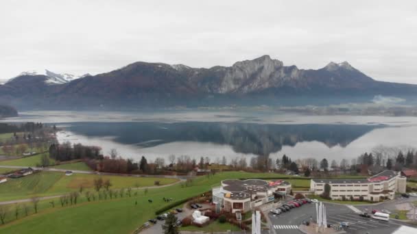 Avusturya köyünün manzarası ve kolay kar pelerinli dağlar. 4K video. — Stok video