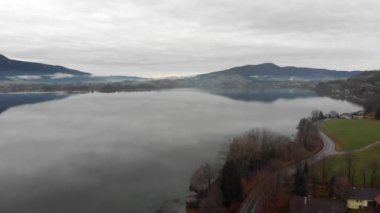 Avusturya köyünün manzarası ve kolay kar pelerinli dağlar. 4K video.